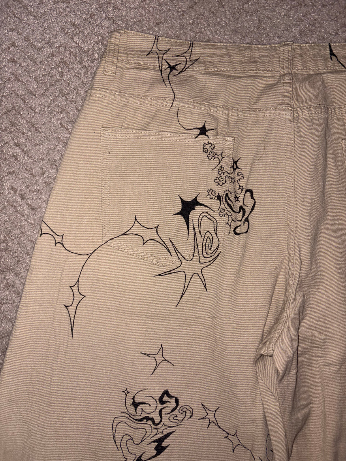 Nohavice s abstraktom, 2026