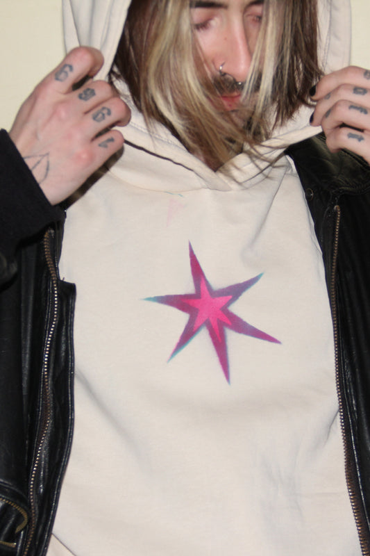 Mikina s fialovou nasprejovanou hviezdou, 2025