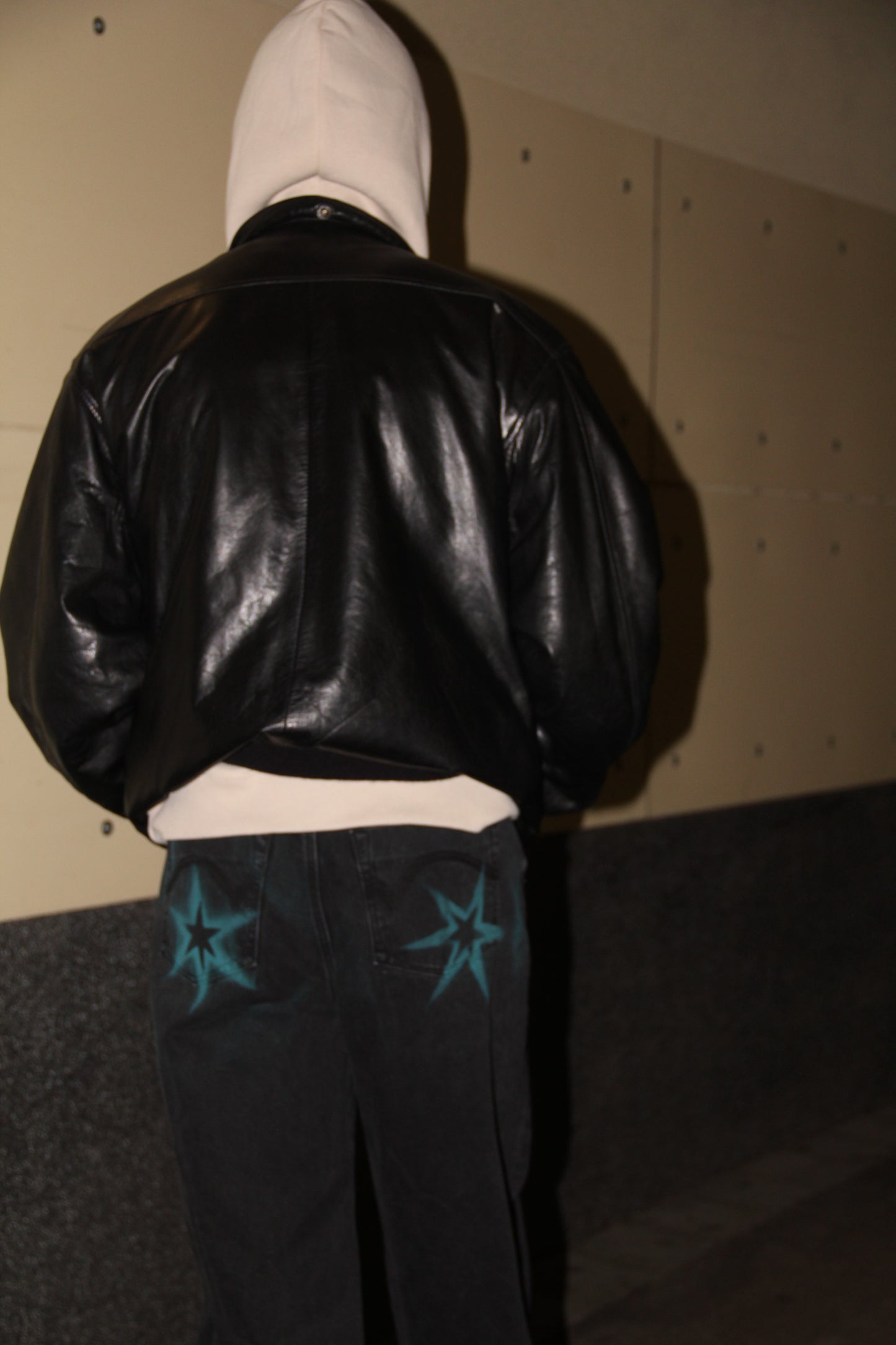 Rifle s modrými nasprejovanými hviezdami, 2025