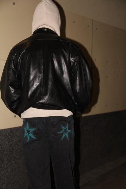 Rifle s modrými nasprejovanými hviezdami, 2025