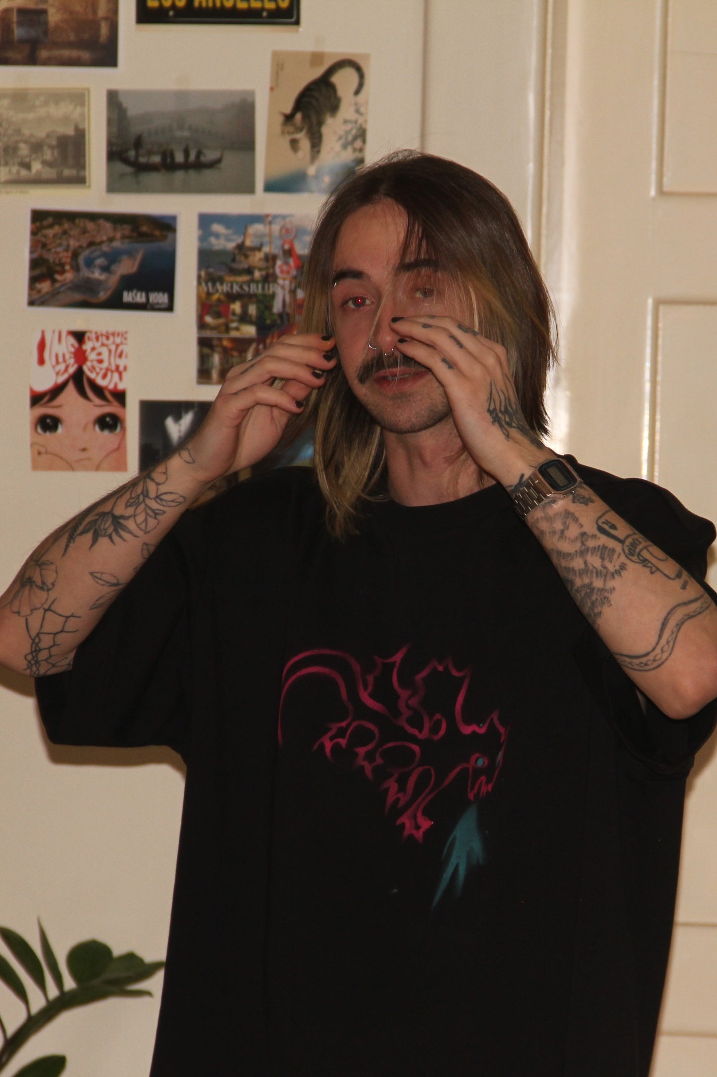 Tričko s nasprejovaným ružovým drakom, 2025