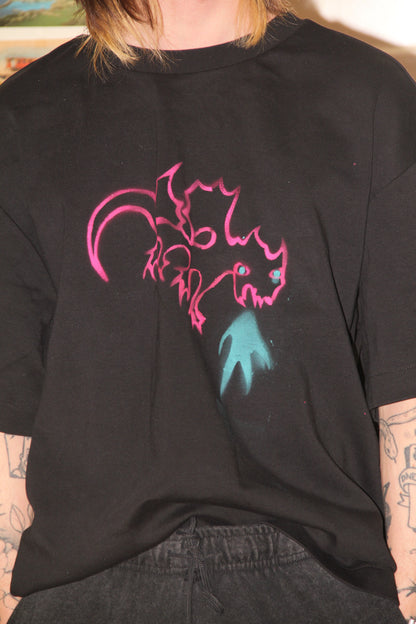 Tričko s nasprejovaným ružovým drakom, 2025