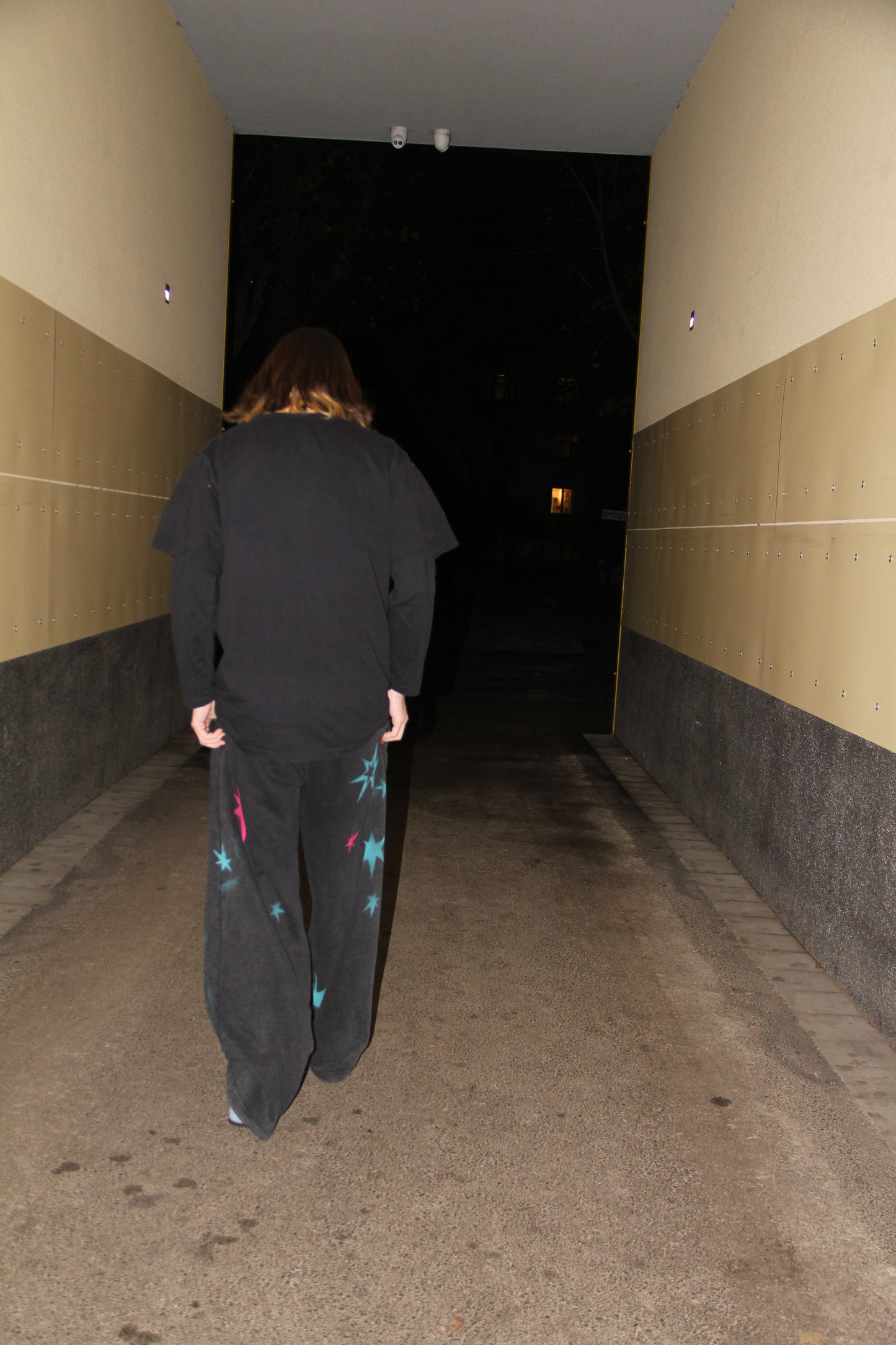 Tepláky s veľa malými nasprejovanými hviezdami, 2025