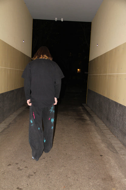 Tepláky s veľa malými nasprejovanými hviezdami, 2025