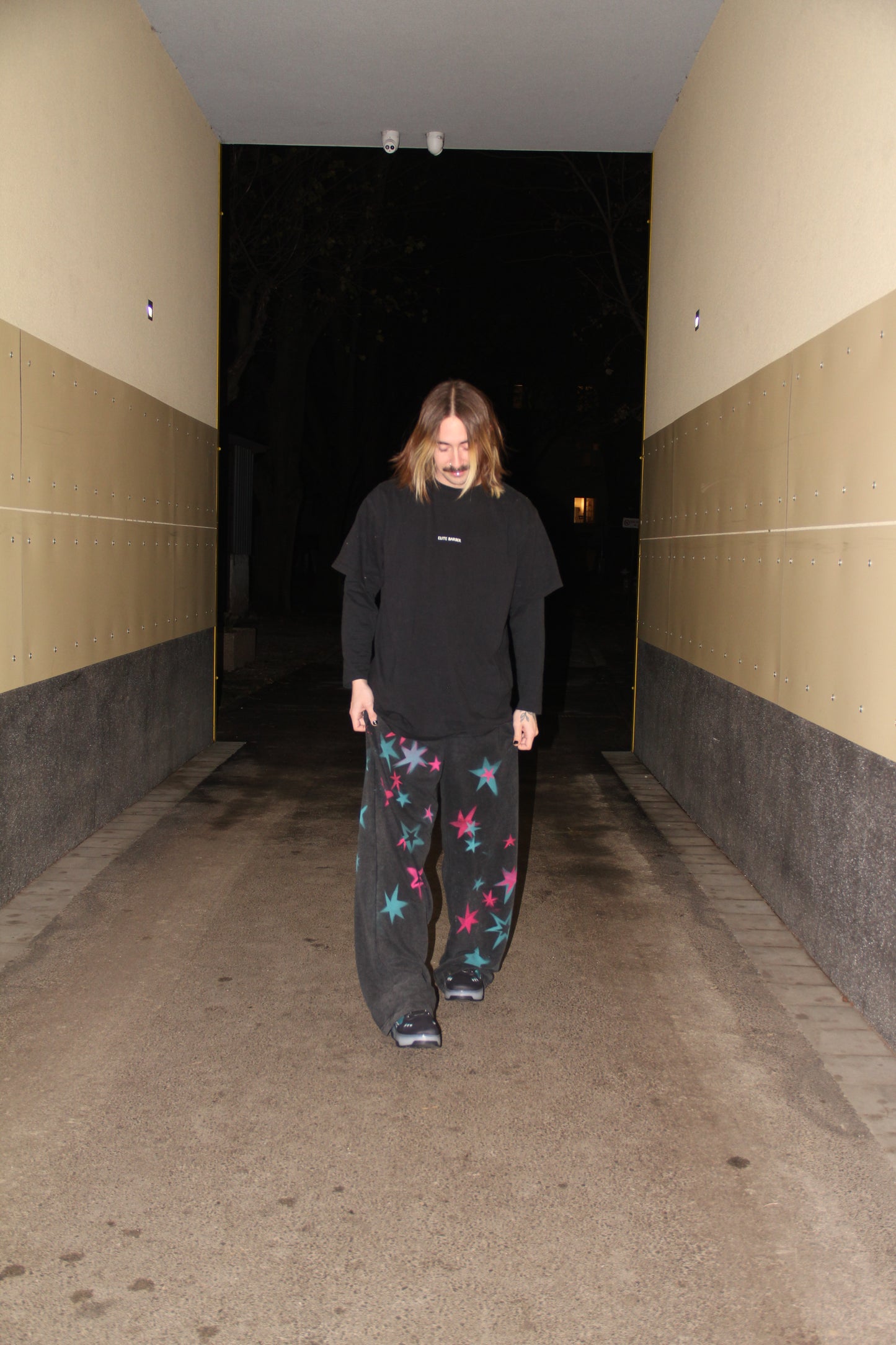 Tepláky s veľa malými nasprejovanými hviezdami, 2025