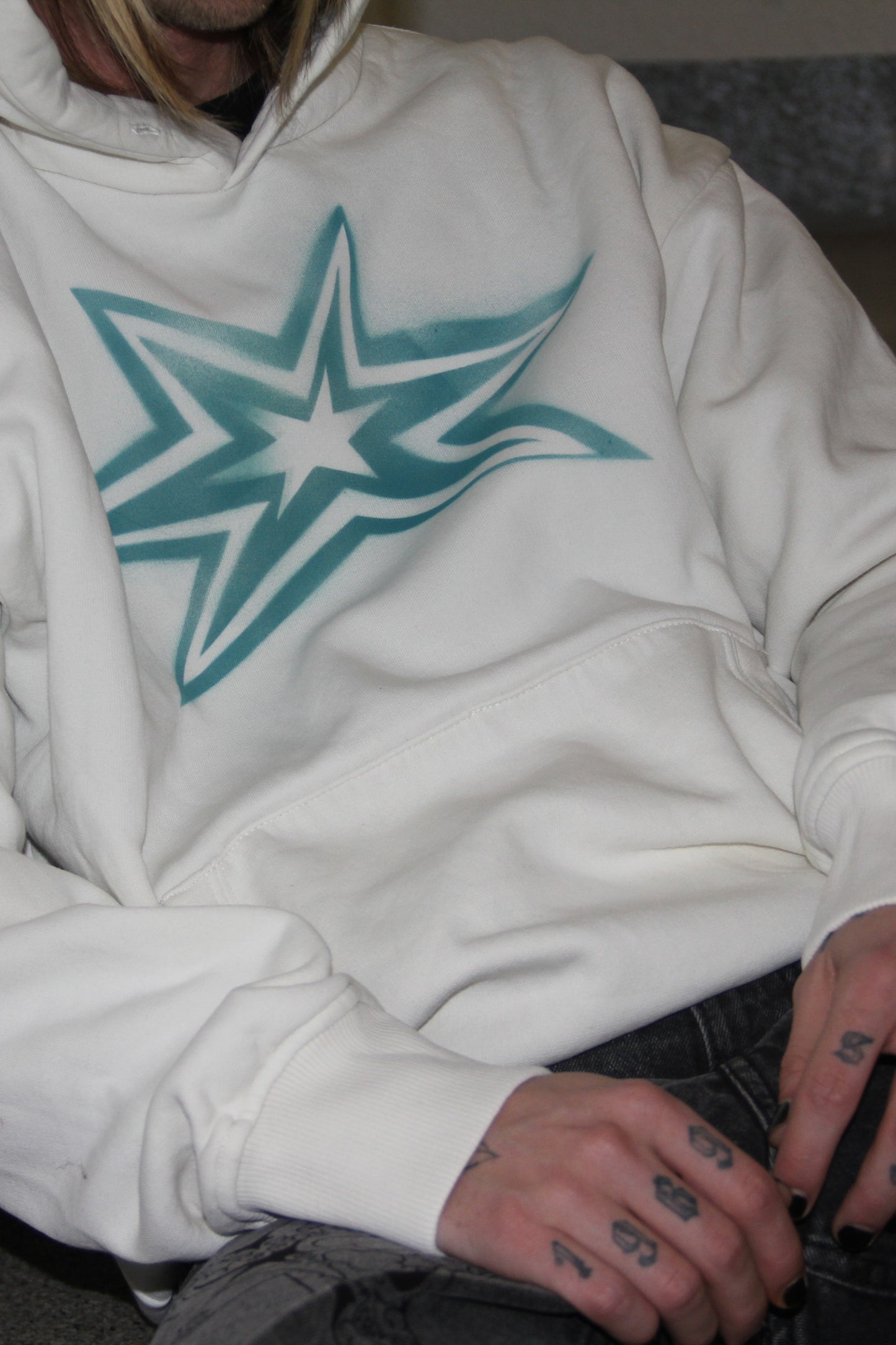 Mikina s modrou nasprejovanou hviezdou, 2025