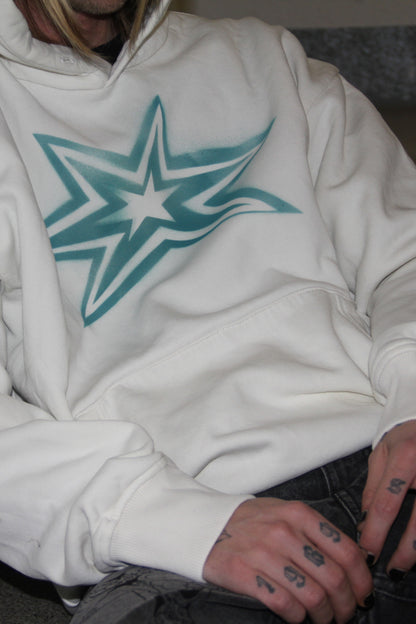 Mikina s modrou nasprejovanou hviezdou, 2025