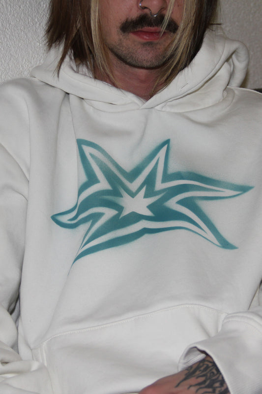 Mikina s modrou nasprejovanou hviezdou, 2025